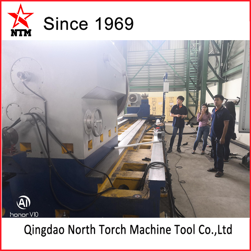 我司工程師成功完成我司生產(chǎn)的重型機(jī)械臥式車床CG61200*8000/40T 的安裝，調(diào)試與培訓(xùn)